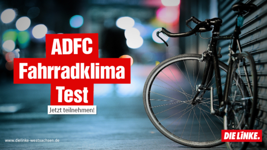 Rechts steht ein Fahrrad vor einem unscharfen Hintergrund einer Straße in einer Stadt. Links steht "ADFC Fahrradklima-Test. Jetzt teilnehmen!"