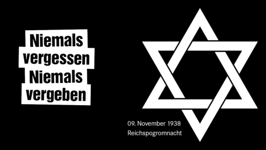 Links steht "Niemals vergessen, Niemals vergeben". Rechts ist ein Davidstern zu sehen, welcher mit "09. November 1938 Reichspogromnacht" beschriftet ist