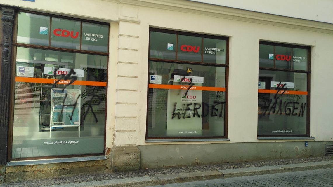 CDU Büro in Wurzen, Scheiben sind mit "Ihr werdet hängen" und SS-Runen beschmiert
